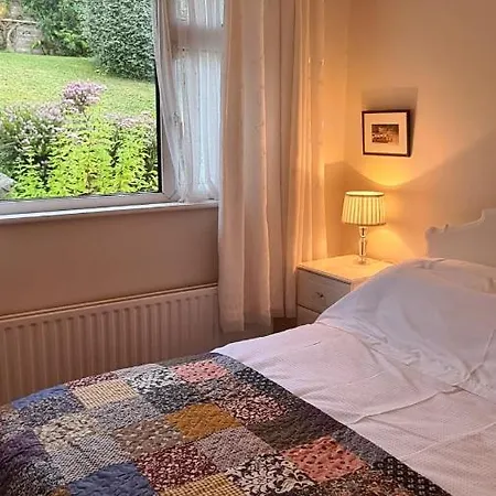 Spacious Seaside Bungalow With Harbour Views *