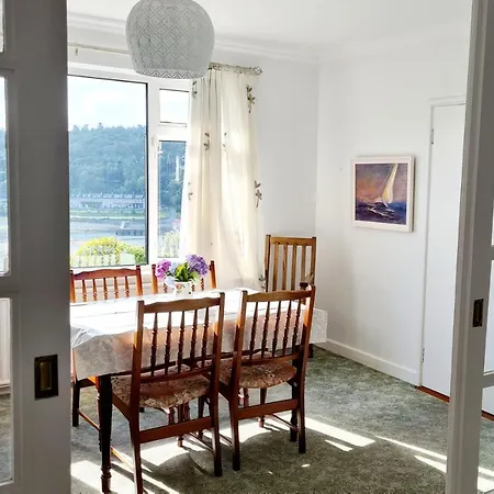 Spacious Seaside Bungalow With Harbour Views *